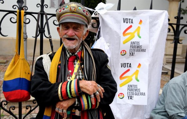 Un hombre asiste al evento de cierre del excandidato presidencial Antanas Mockus en la campaña por el "Si" al plebiscito/ Foto: EFE