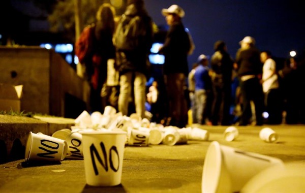 Al encuentro por el "no" también asistieron víctimas del conflicto armado que con velas en mano expresaron su "indignación"/ Foto: EFE