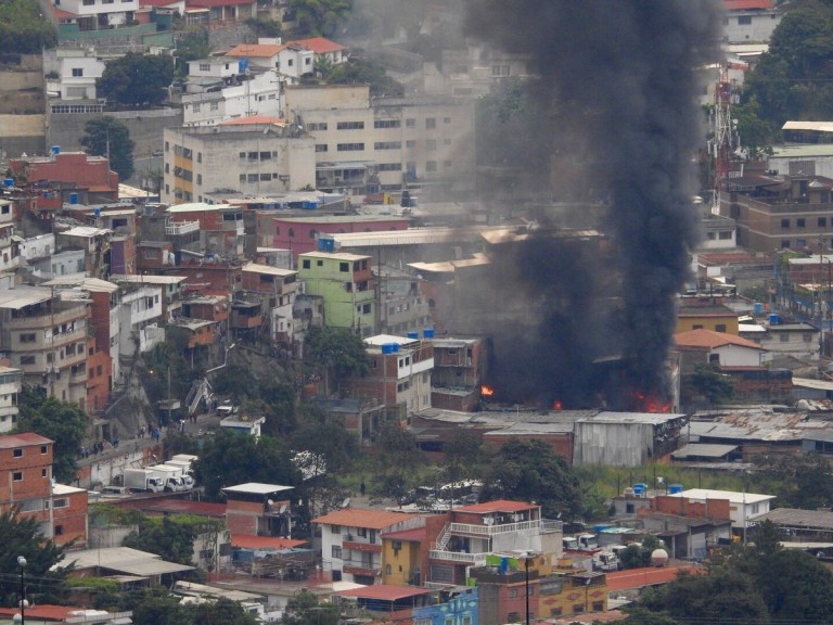 Taller mecánico se incendió en la urbanización Piedra Azul de Baruta