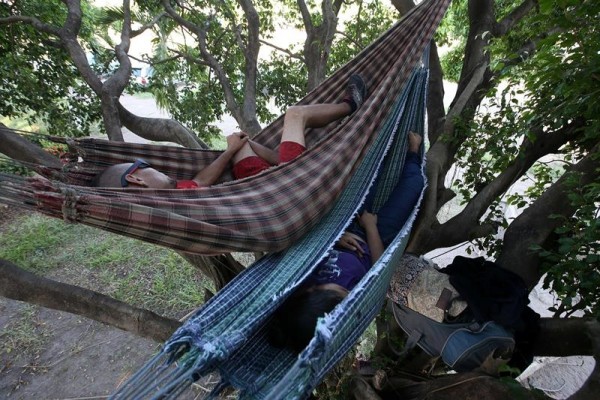Así duermen los venezolanos en la calla Foto: EFE