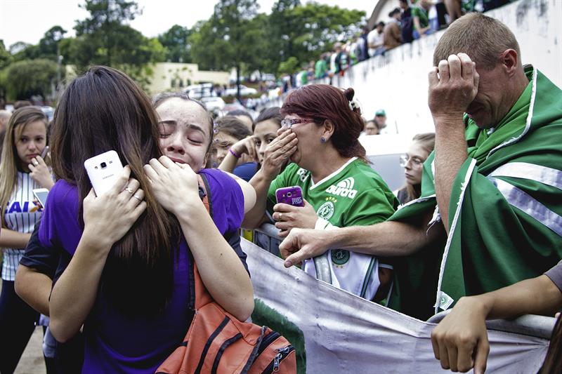 Brasil amaneció consternado por la muerte de 75 de los 81 ocupantes del avión fletado por el Chapecoense, un modesto club que sorprendió a América