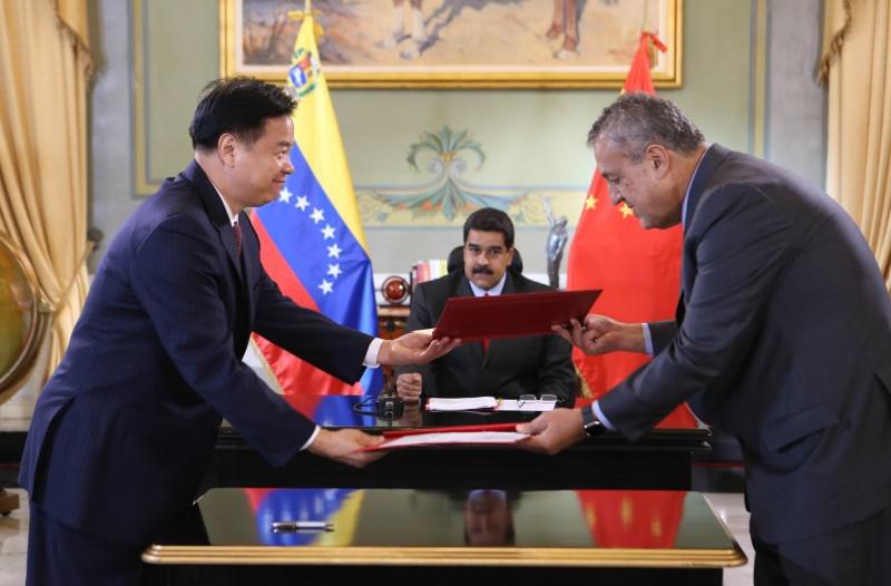 Maduro afirmó que estos acuerdos se traducirán en un aumento en la inversión y la producción de crudo en el país, ya que llegarán a producir "800.000 barriles diarios con China"