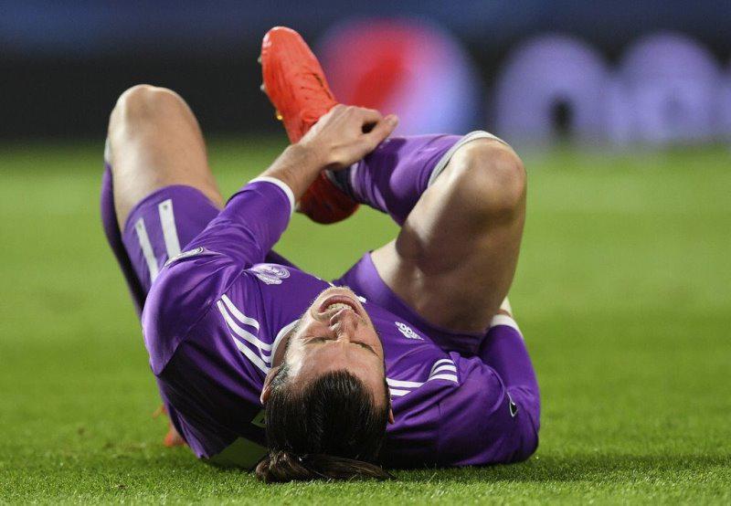 El galés Gareth Bale sufre una "luxación traumática de los tendones peroneos de su tobillo derecho", por lo que se perdería el "SuperClasico" ante Barcelona