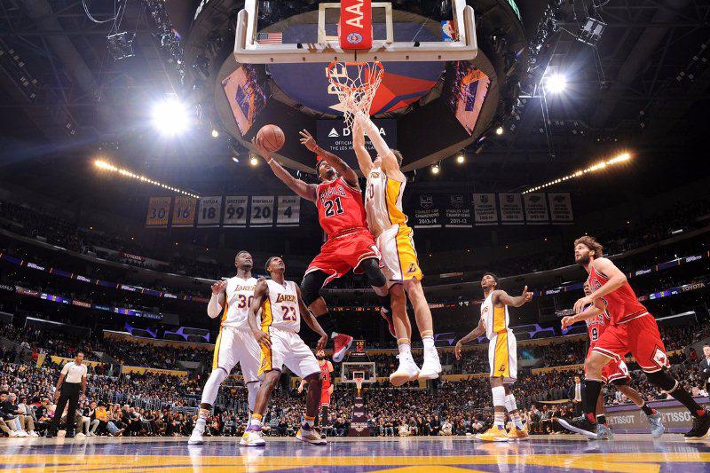 Butler recuperó su mejor toque de muñeca y aportó 40 puntos que lo dejaron líder del ataque de los Bulls de Chicago, que vencieron a los Lakers a domicilio