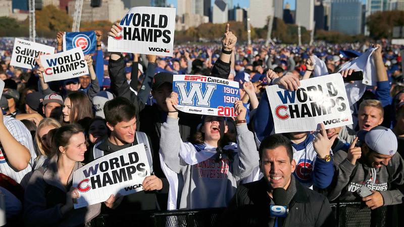 La fiesta no ha parado en Chicago, donde multitudes de fanáticos de los Cachorros se congregaron desde este viernes para recibir a los campeones de la Serie Mundial