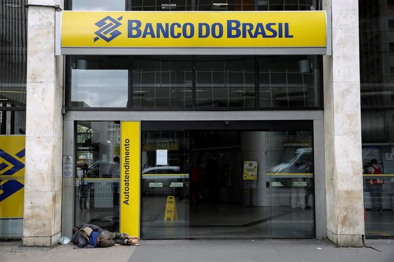 La banca pública brasileña, concentrada en Banco do Brasil y Caixa Económica Federal, ha iniciado un proceso de desmantelamiento que incluye cierre de oficinas y reducción de personal Foto: EFE