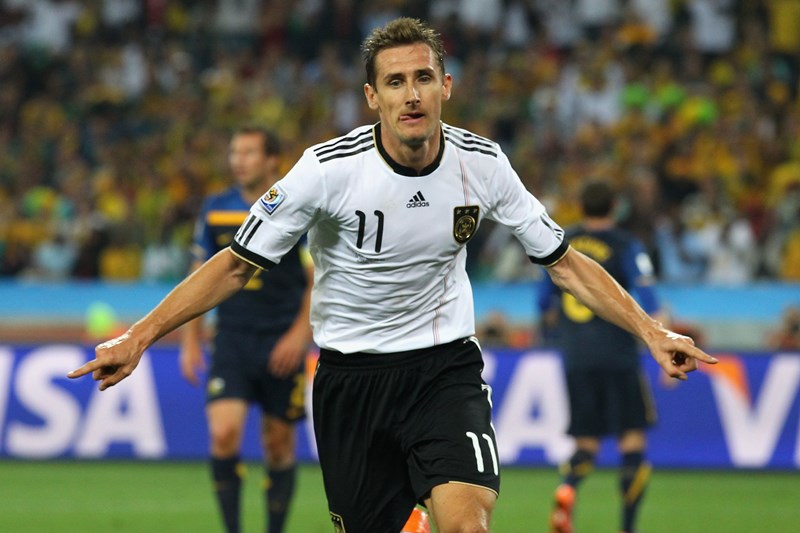 El alemán Miroslav Klose, máximo goleador de la historia de los campeonatos del mundo, empezará su aprendizaje como entrenador con la selección alemana