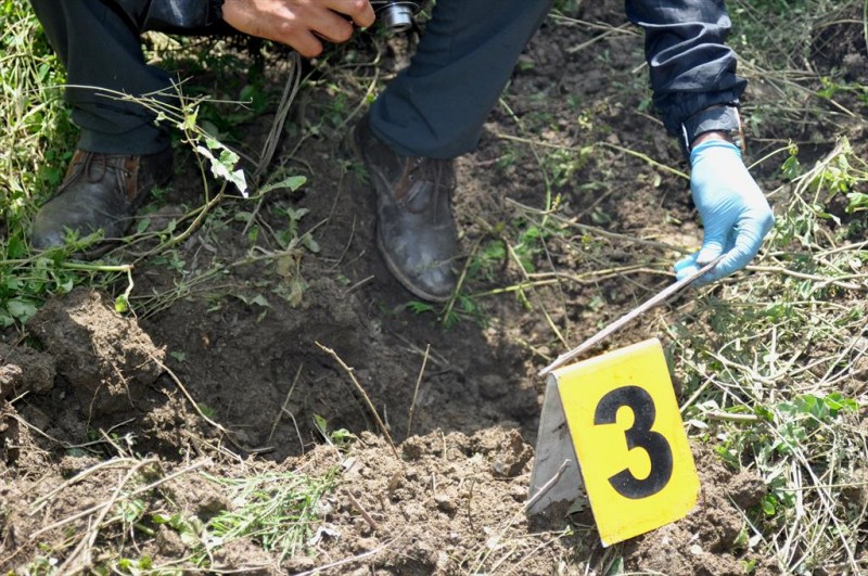 Una de las osamentas tenía una data de muerte de 45 a 50 días. A 200 metros se encontraba el resto de los cuatro cuerpos, todos con vestimenta