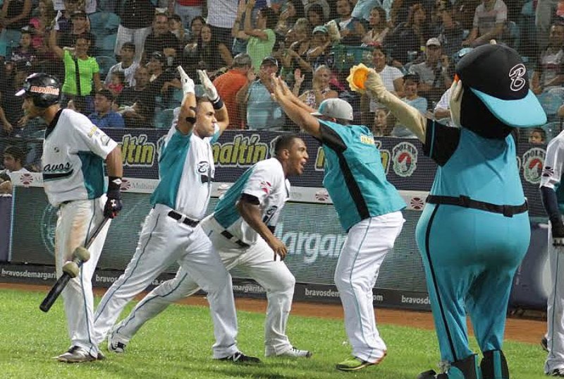 Bravos, Tigres y Tiburones se llevaron importantes victorias la noche de este sábado en la pelota criolla