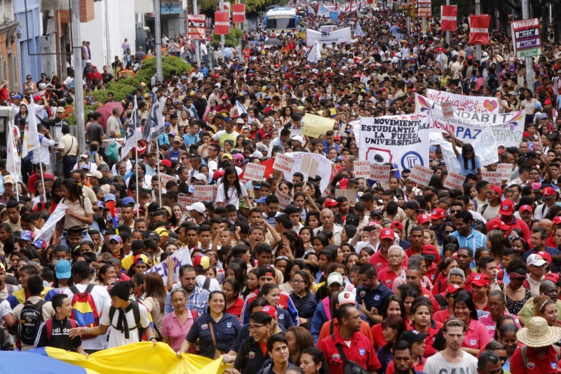 Más temprano los jóvenes marcharon en Caracas, en el marco del Día del Estudiante, para manifestar su apoyo a la gestión en materia estudiantil del Gobierno