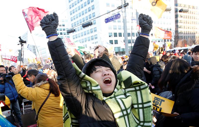 Surcoreanos festejan el cese de la presidenta por el caso "Rasputina"