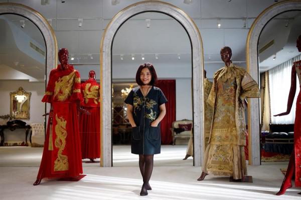 Diseñadora de alta costura china Guo Pei durante una entrevista en su estudio de Pekín (China)/ Foto: EFE
