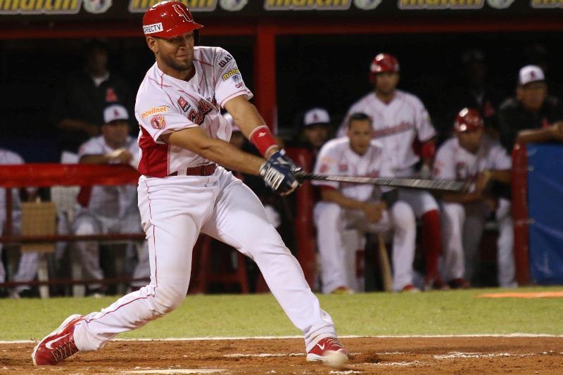 El tercera base Carlos Rivero, de los Cardenales de Lara, se alzó hoy con el premio al Jugador de la Semana de la Liga Venezolana de Béisbol Profesional (LVBP)
