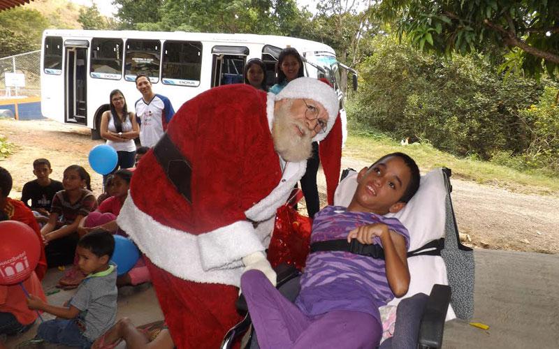 metropolis Valencia recolecta alegría para los niños en su Operación Santa