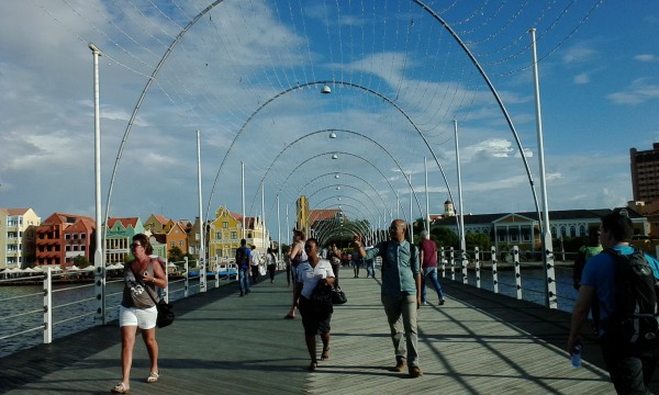 El puente de la Reina Emma une las áreas de Punda y Otrobanda, sobre la Bahía de Santa Ana en Willemstad/ Foto: Albermary Aponte