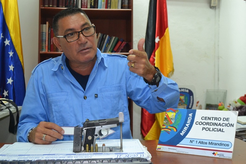 La información la dio a conocer el comisario Oswaldo Villegas, quien dijo que le incautaron a los hombres 50 municiones de calibre 7.62 y 13.750 bolívares en efectivo/ Foto: Cortesía