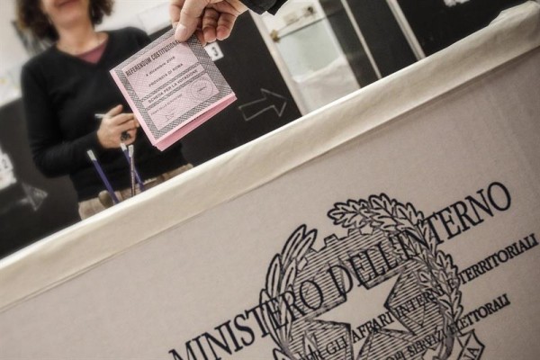 Italianos votan en Referendum Constitucional/ Foto: EFE