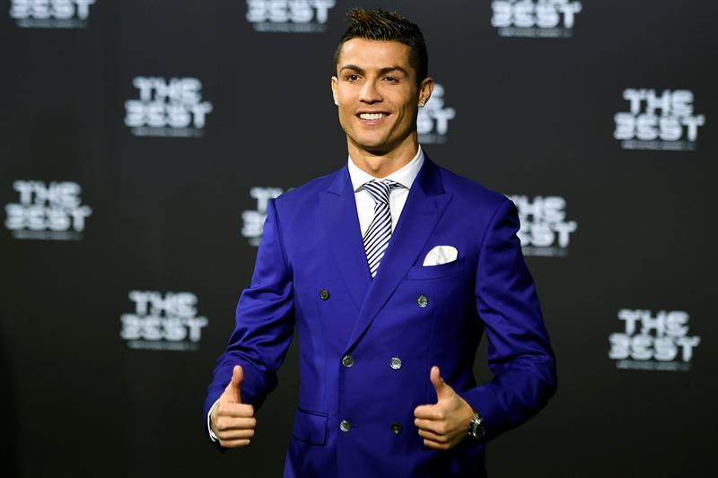 Cristiano Ronaldo, delantero del Real Madrid, ha sido galardonado hoy con el Premio 'The Best' como mejor jugador del mundo en 2016