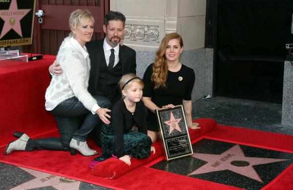 La actriz estadounidense Amy Adams (d); su madre, Kathryn Adams (i); su marido, Darren Le Gallo (2-i) y su hija, Aviana Olea Le Gallo (2-d) posan tras ser homenajeada con una estrella en el Paseo de la Fama de Hollywood, California (EE.UU.). Adams recibió la estrella número 2.598 en la categoría de cine/ Foto: EFE