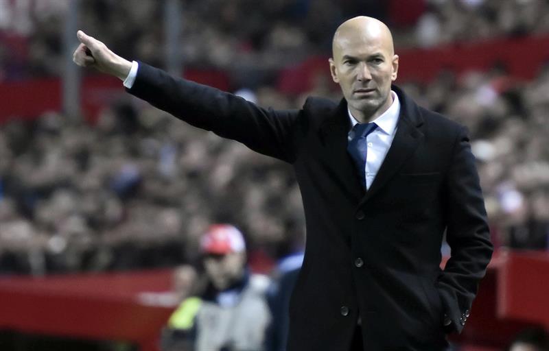 El técnico del Real Madrid, Zinedine Zidane, dijo tras caer 2-1 en Sevilla que les sobraron "cinco minutos", y que "es duro perder así, pero puede pasar"