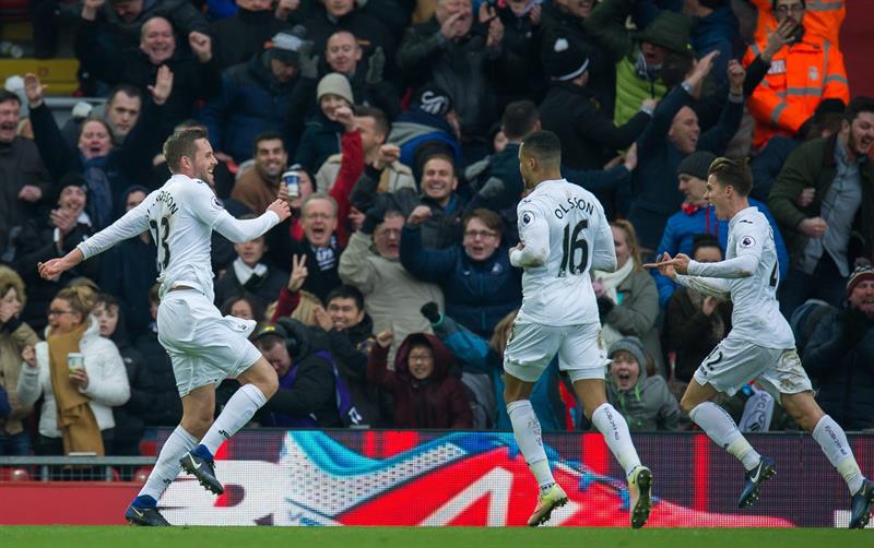 El Liverpool abrió la vigésimo segunda jornada de la Liga inglesa con una derrota en casa contra el Swansea (2-3), liderado por dos goles de Fernando Llorente