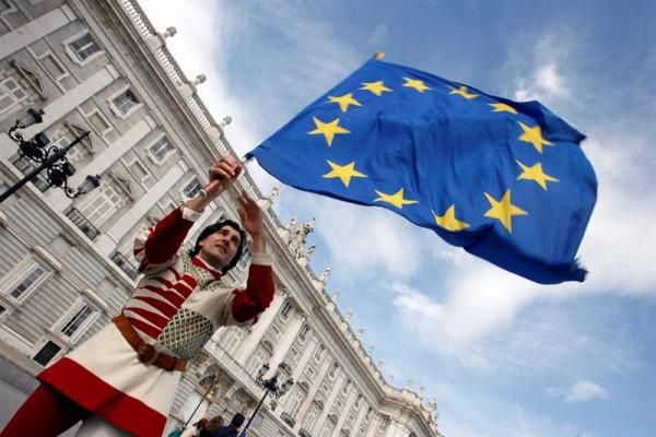 Imagen de archivo fechada el 23 de marzo de 2007 que muestra a un miembro del grupo italiano "Sbandieratori di Siena" mientras sostiene una bandera de la Unión Europea (UE) frente al Palacio Real en Madrid/ Foto: EFE
