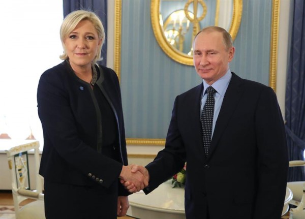 La candidata ultranacionalista a la presidencia de Francia, Marine Le Pen (i), se reúne con el presidente ruso, Vladimir Putin (d), posan antes de su reunión en el Kremlin en Moscú (Rusia)/ Foto: EFE