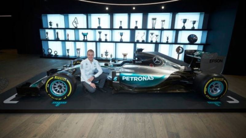 Valtteri Bottas ya es piloto oficial de Mercedes y luce con los colores de su nuevo equipo. La filtración de unas fotografías del finlandés posando con el monoplaza