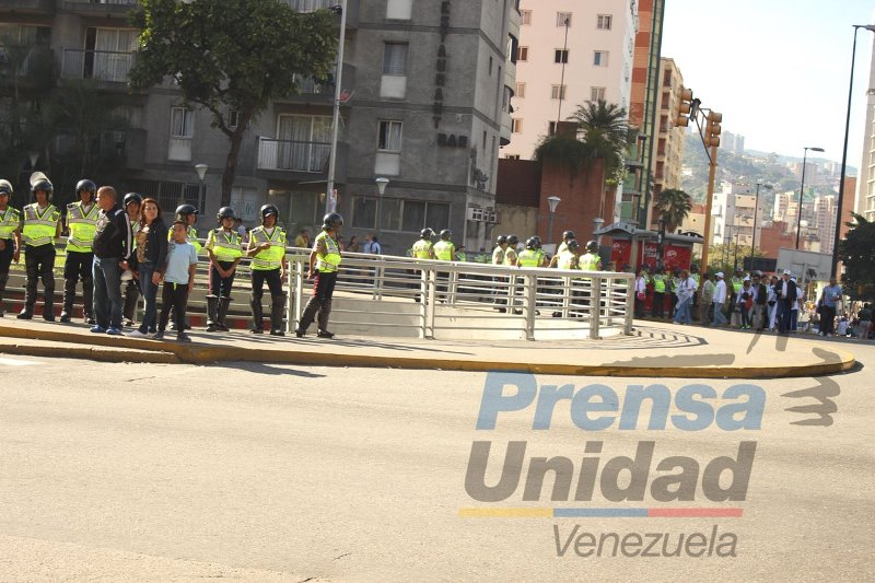 Mediante su cuenta en Twitter @unidadvenezuela ha informado que un piquete de seguridad de la Guardia Nacional Bolivariana (GNB) impide el acceso al lugar