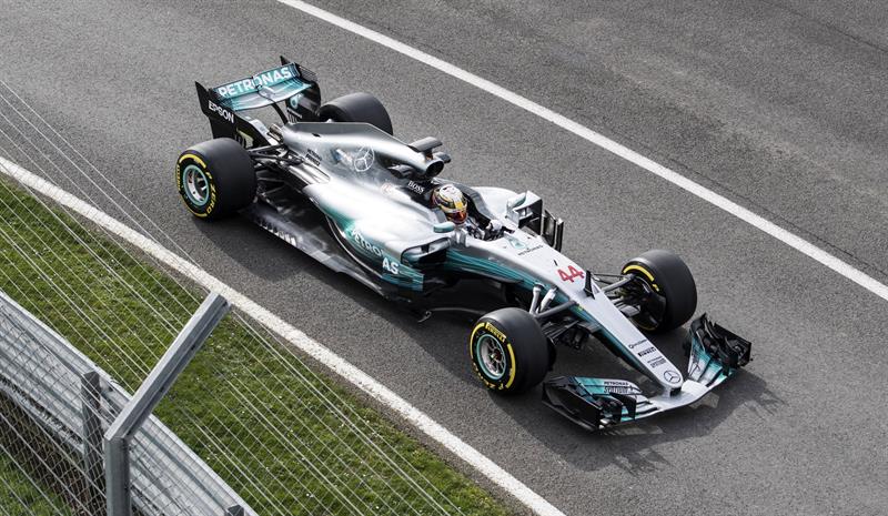 Los pilotos de Mercedes, el británico Lewis Hamilton y el finlandés Valtteri Bottas, presentaron hoy el W08, el nuevo bólido en la dinastía de las "flechas plateadas"