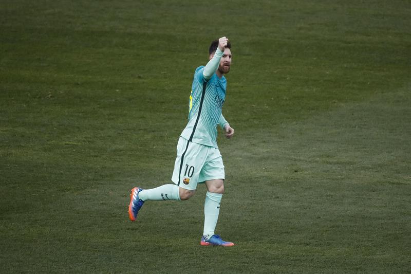 Messi, cabizbajo y alicaído tras la dolorosa derrota en la ida de octavos de final ante PSG, volvió a ser decisivo para que el Barcelona se colocara a un punto del Real Madrid