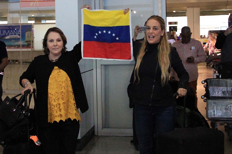 Mitzy Capriles de Ledezma y Lilian Tintori regresan a Venezuela (2)