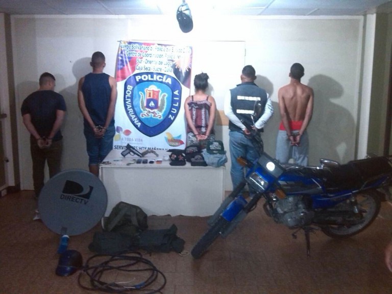 Cinco delincuentes, todos miembros del crimen organizado que hacían parte de la banda de alias “El Gato”, fueron arrestados por oficiales del Cuerpo de Policía Bolivariana del estado Zulia (Cpbez) durante una redada desplegada en el sector Real Urdaneta