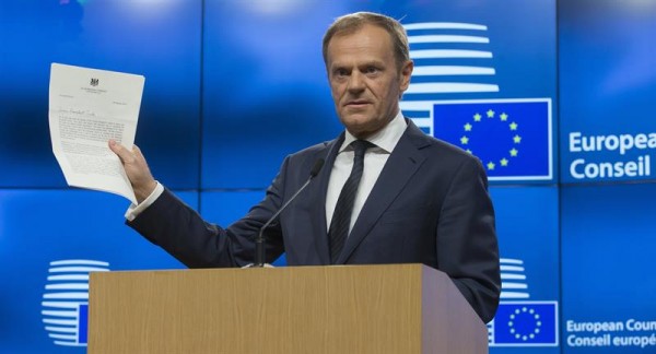 El presidente del Consejo Europeo, Donald Tusk, muestra la carta que invoca el artículo 50 del Tratado de Lisboa, entregada por el embajador británico ante la Unión Europea, Tim Barrow, mientras hace una declaración a la prensa en Bruselas/ Foto: EFE