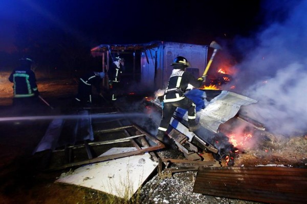 Bomberos tratan de sofocar el fuego/Foto: EFE