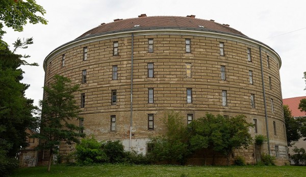 La Narrenturm de forma cilíndrica, terminó de construirse en 1784 y en sus cinco plantas y 139 celdas vivían encadenadas personas mentalmente enfermas.