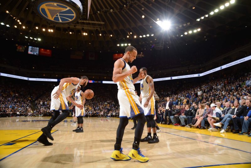 El base Stephen Curry aportó 27 puntos y los Warriors obtuvieron un boleto a la fase final al vencer 112-95 a los Nets de Brooklyn, que suman 16 derrotas consecutivas.