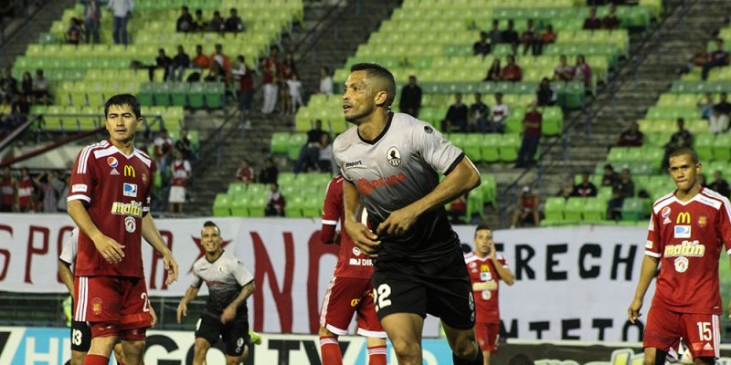 El Zamora, amplio favorito para quedarse con el Torneo Apertura en Venezuela, igualo a 1-1 en su visita al Caracas y se mantiene en lo más alto de la tabla