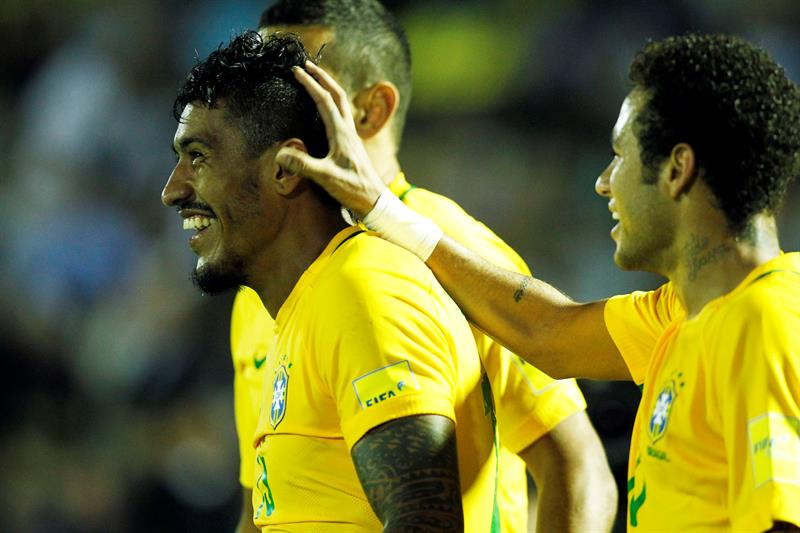 La selección de fútbol de Brasil goleó este jueves como visitante a Uruguay por 4-1, con tres goles de Paulinho y uno de Neymar