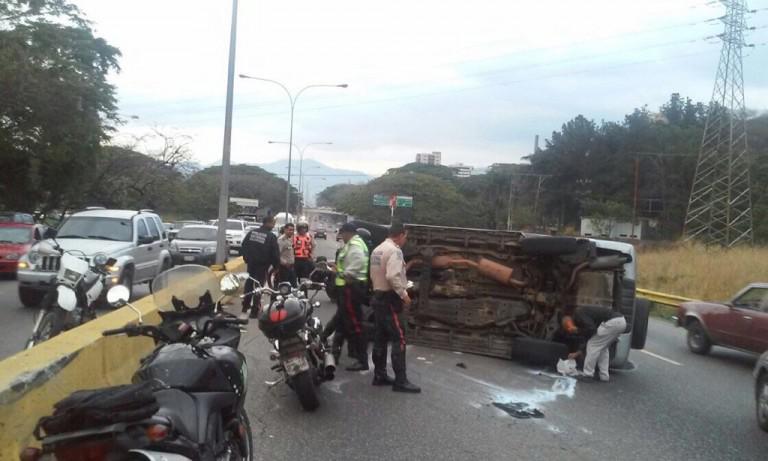 Accidente en la autopista Valencia-Puerto Cabello dejó dos heridos