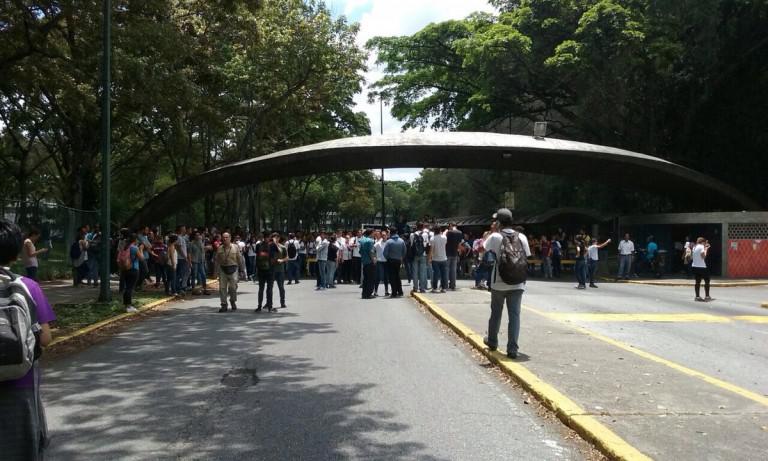Estudiantes protestan en la entrada de la UCV (+fotos)