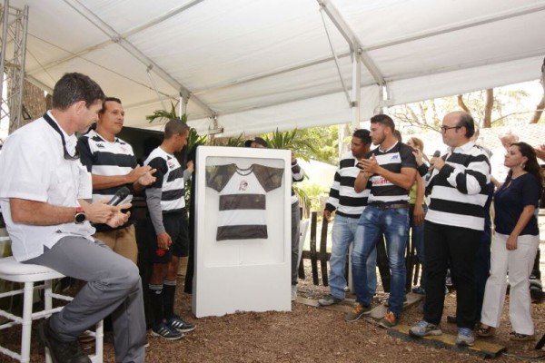 El equipo Proyecto Alcatraz y Fundación Santa Teresa develan la camisa de la VII Carrera Race13K/ Foto: Cortesía