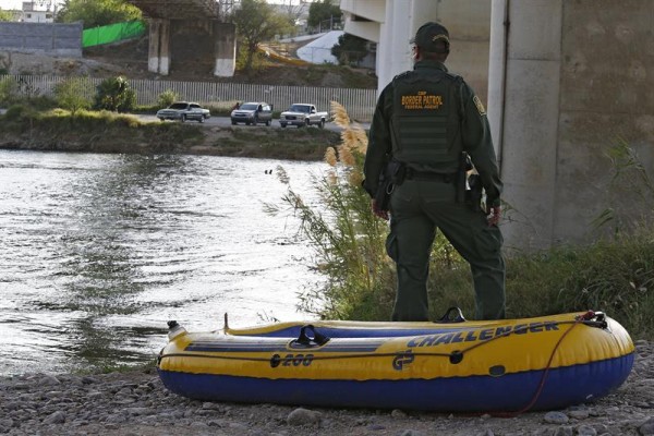 Un par de agentes de la Patrulla de Fronteras de EE.UU. (USBP) junto a una balsa patrullan por la orilla del Rio Grande a pie cerca de la ciudad de Rio Grande, en Texas/ Foto: EFE