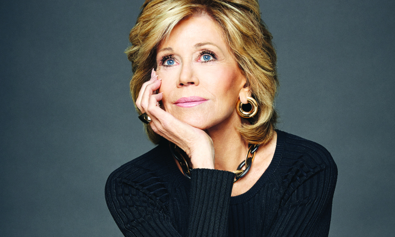 Fonda admitió esta operación al presentarse con un vendaje en una entrevista a la cadena NBC, que sirvió para promocionar la cuarta temporada de la comedia "Grace and Frankie"/ Foto: Deadline.com