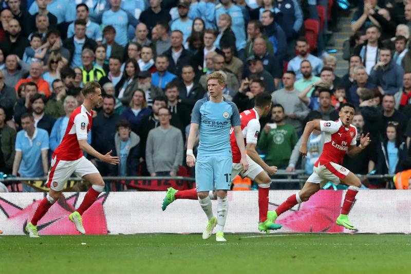Un tanto del chileno Alexis Sánchez en la prórroga dio la victoria al Arsenal sobre el Manchester City (2-1) en la segunda semifinal de la FA Cup