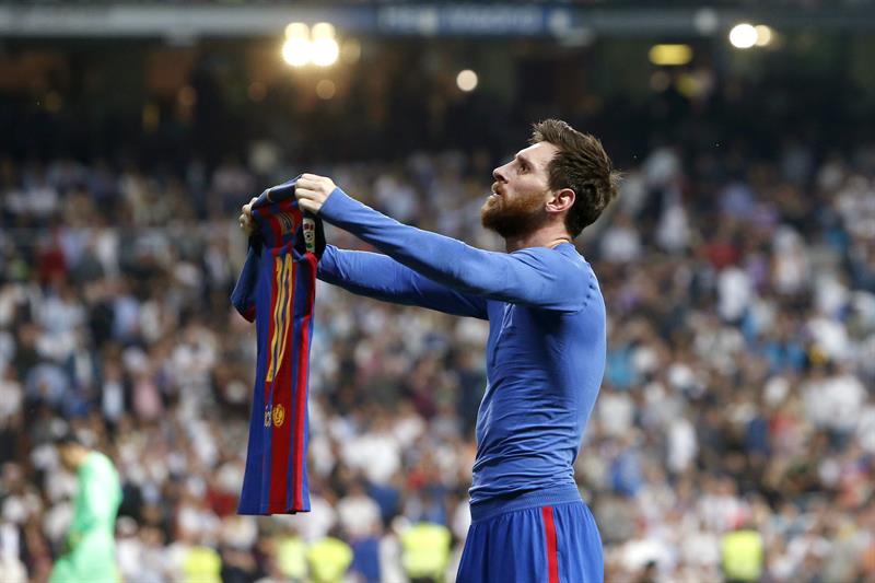 El argentino Leo Messi, con dos tantos, el último en la prolongación, guió al Barcelona para olvidar las penas europeas