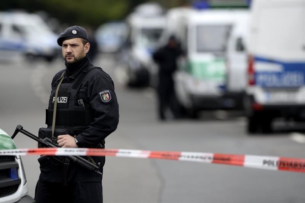 Policía de Alemania en guardia en adyacencias del hotel donde ocurrieron las explosiones que afectaron al Borussia Dortmund/ Foto: EFE
