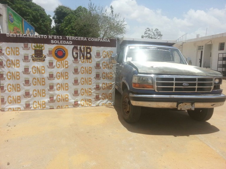 GNB detuvo a tres sujetos solicitados y recuperó dos autos
