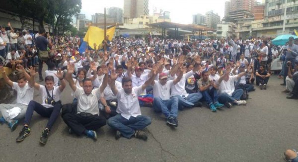 Manifestantes esperaron sentados en el piso que fuera abierto el paso en Bello Mote/Foto: Archivo