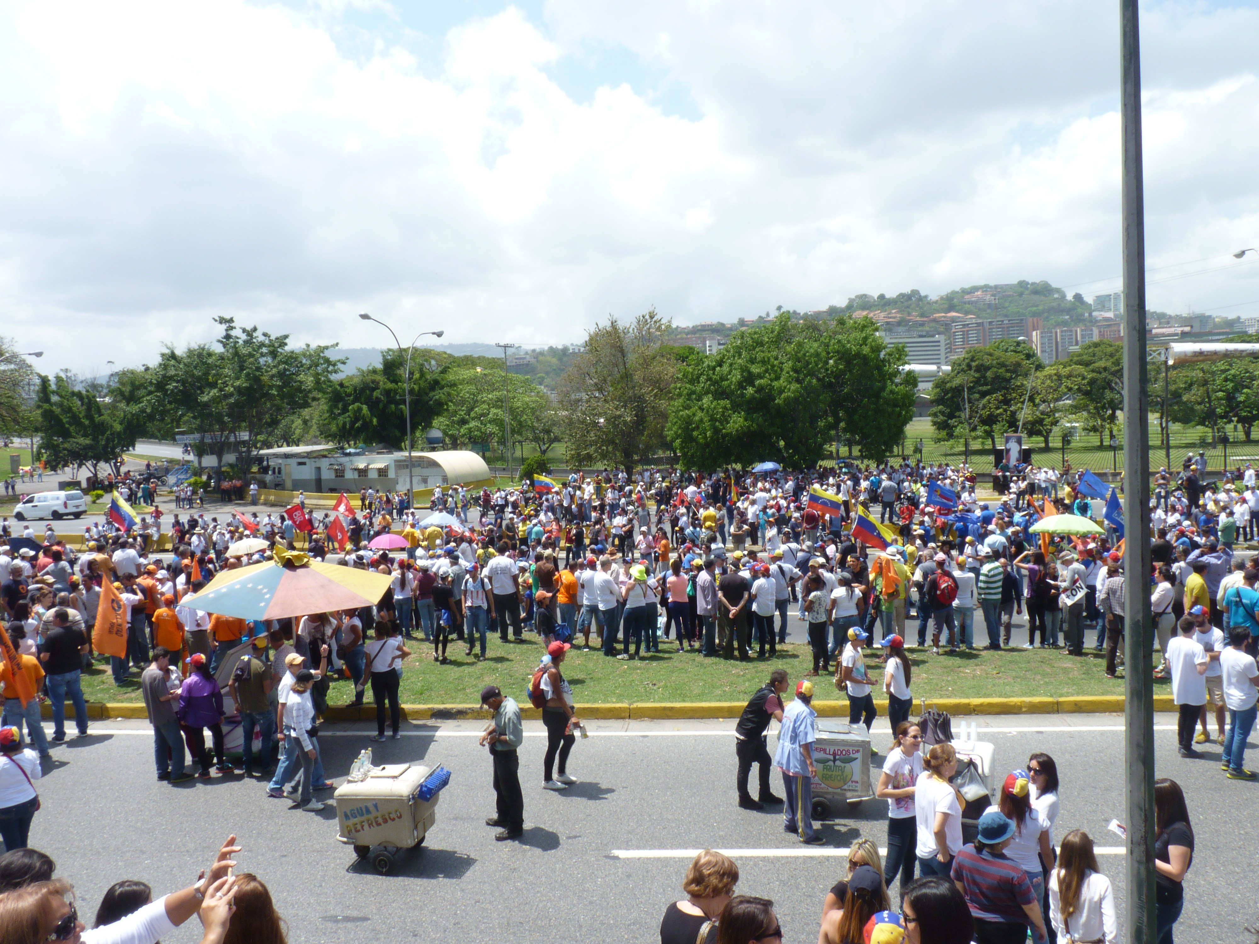 La marcha convocada por la MUD para este #24jun, dio inicio en horas de la mañana donde seguidores de la oposición venezolana asistieron a las calles de Caracas, exigiendo una Venezuela libre/ Foto: Lewin Granados